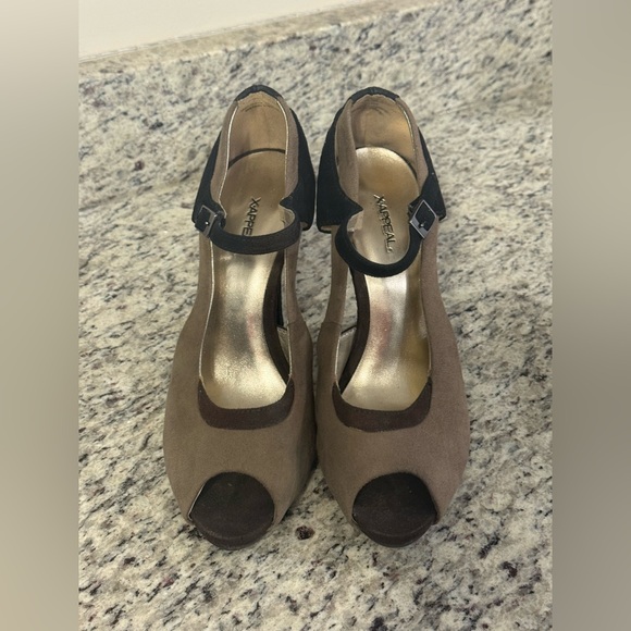XAppeal Sangria Women’s Heels Brown And Black Faux Suede Size 8 - Picture 2 of 3